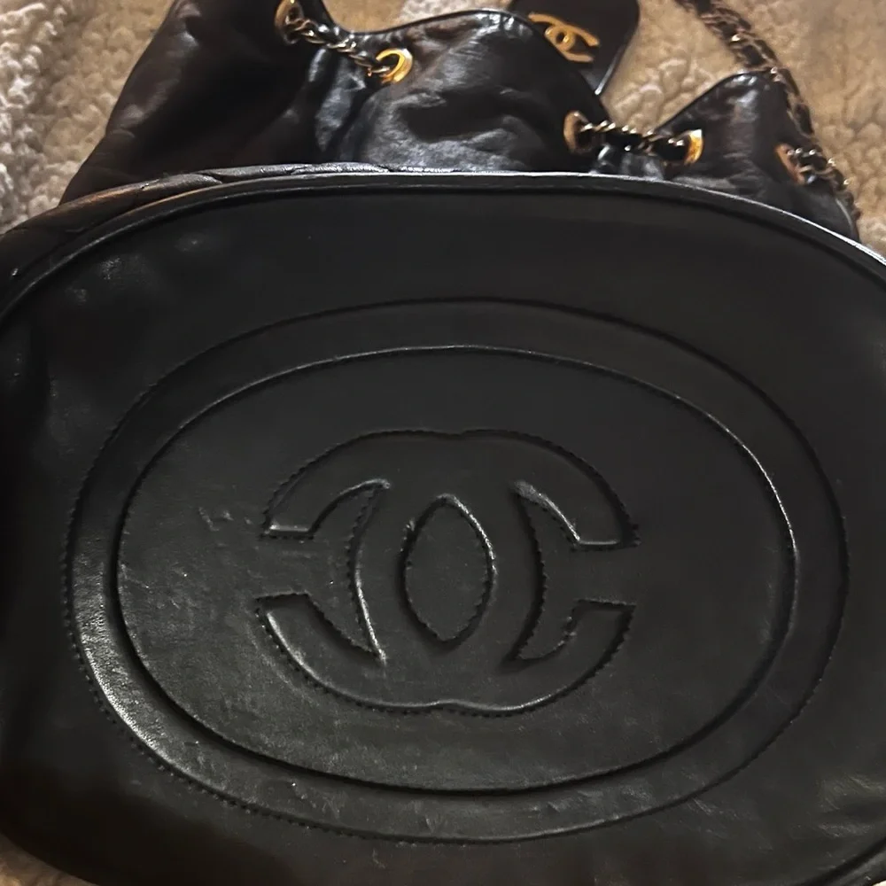 Black leather quilted bucket with double chain straps.  Exterior in GC - Picture 3 of 12